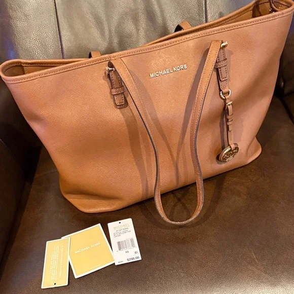 Michael Kors Jet Set Leather Multi functionTote (handles have some fraying) - Picture 5 of 9